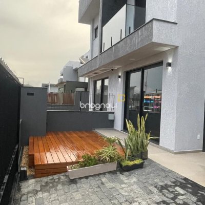 Casa com 165m², 3 quartos (sendo 3 suítes), 2 garagens, no bairro Campeche em Florianópolis