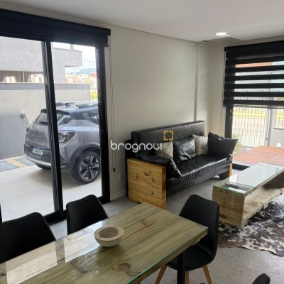 Casa com 165m², 3 quartos (sendo 3 suítes), 2 garagens, no bairro Campeche em Florianópolis