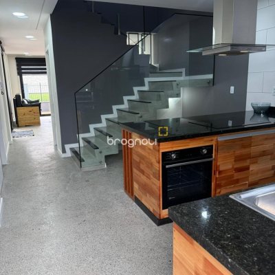Casa com 165m², 3 quartos (sendo 3 suítes), 2 garagens, no bairro Campeche em Florianópolis