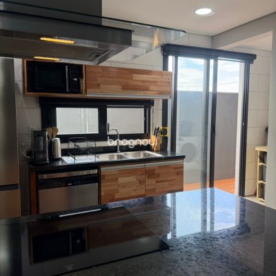 Casa com 165m², 3 quartos (sendo 3 suítes), 2 garagens, no bairro Campeche em Florianópolis
