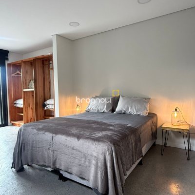 Casa com 165m², 3 quartos (sendo 3 suítes), 2 garagens, no bairro Campeche em Florianópolis