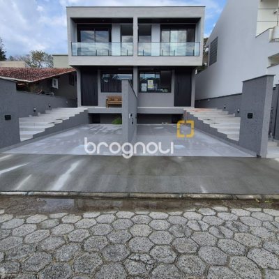 Casa com 145m², 3 quartos (sendo 1 suíte), 2 garagens, no bairro Centro em Florianópolis