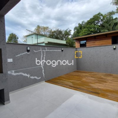 Casa com 145m², 3 quartos (sendo 1 suíte), 2 garagens, no bairro Centro em Florianópolis