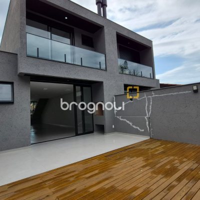 Casa com 145m², 3 quartos (sendo 1 suíte), 2 garagens, no bairro Centro em Florianópolis