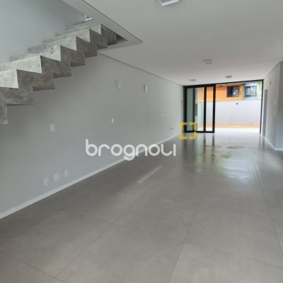 Casa com 145m², 3 quartos (sendo 1 suíte), 2 garagens, no bairro Centro em Florianópolis