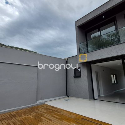 Casa com 145m², 3 quartos (sendo 1 suíte), 2 garagens, no bairro Centro em Florianópolis