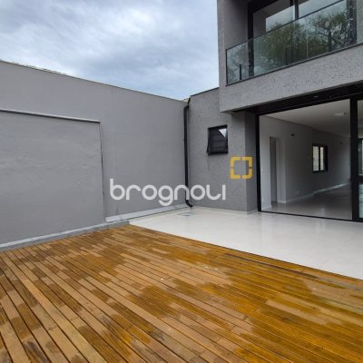 Casa com 145m², 3 quartos (sendo 1 suíte), 2 garagens, no bairro Centro em Florianópolis