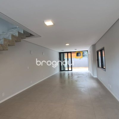 Casa com 145m², 3 quartos (sendo 1 suíte), 2 garagens, no bairro Centro em Florianópolis