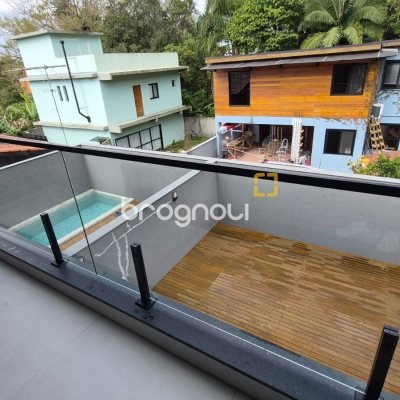 Casa com 145m², 3 quartos (sendo 1 suíte), 2 garagens, no bairro Centro em Florianópolis
