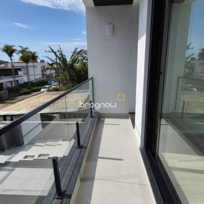 Casa com 145m², 3 quartos (sendo 1 suíte), 2 garagens, no bairro Centro em Florianópolis