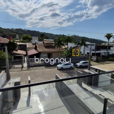 Casa com 145m², 3 quartos (sendo 1 suíte), 2 garagens, no bairro Centro em Florianópolis