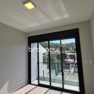 Casa com 145m², 3 quartos (sendo 1 suíte), 2 garagens, no bairro Centro em Florianópolis