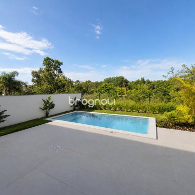 Casa de Condomínio com 278m², 3 quartos (sendo 3 suítes), 2 garagens, no bairro Canasvieiras em Florianópolis