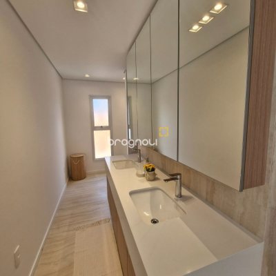 Casa de Condomínio com 278m², 3 quartos (sendo 3 suítes), 2 garagens, no bairro Canasvieiras em Florianópolis