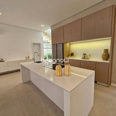 Casa de Condomínio com 278m², 3 quartos (sendo 3 suítes), 2 garagens, no bairro Canasvieiras em Florianópolis
