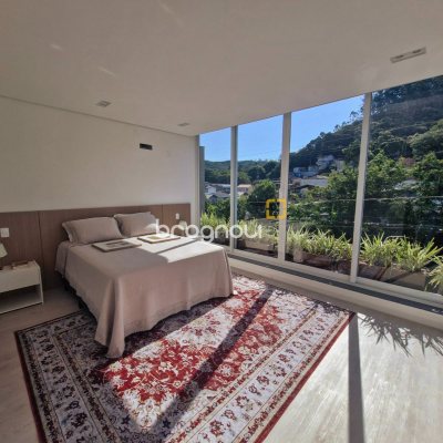 Casa de Condomínio com 278m², 3 quartos (sendo 3 suítes), 2 garagens, no bairro Canasvieiras em Florianópolis