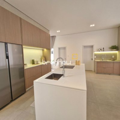 Casa de Condomínio com 278m², 3 quartos (sendo 3 suítes), 2 garagens, no bairro Canasvieiras em Florianópolis