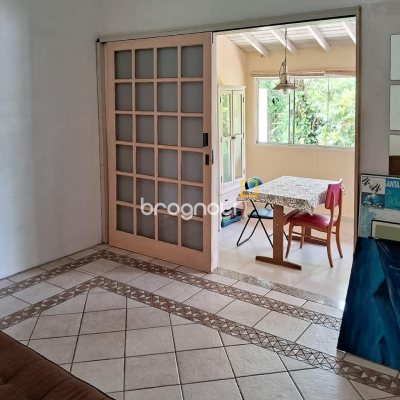 Casa com 257m², 4 quartos (sendo 1 suíte), 4 garagens, no bairro Rio Tavares em Florianópolis