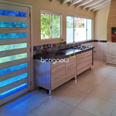 Casa com 257m², 4 quartos (sendo 1 suíte), 4 garagens, no bairro Rio Tavares em Florianópolis
