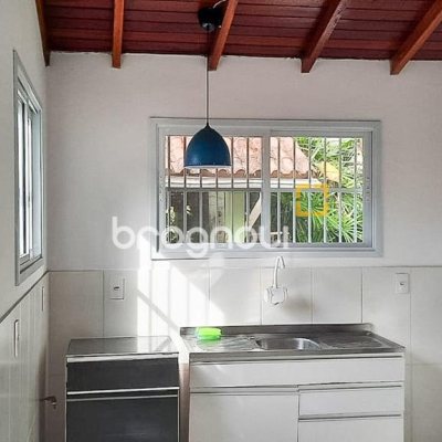 Casa com 257m², 4 quartos (sendo 1 suíte), 4 garagens, no bairro Rio Tavares em Florianópolis