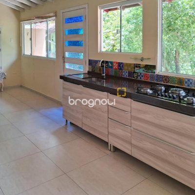 Casa com 257m², 4 quartos (sendo 1 suíte), 4 garagens, no bairro Rio Tavares em Florianópolis
