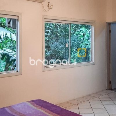 Casa com 257m², 4 quartos (sendo 1 suíte), 4 garagens, no bairro Rio Tavares em Florianópolis