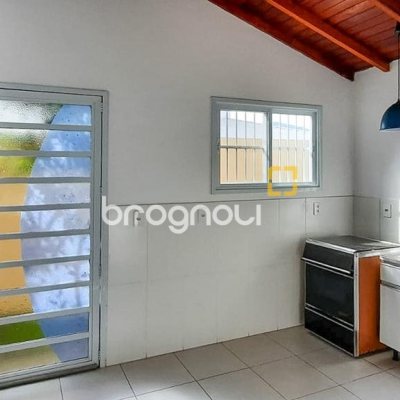 Casa com 257m², 4 quartos (sendo 1 suíte), 4 garagens, no bairro Rio Tavares em Florianópolis