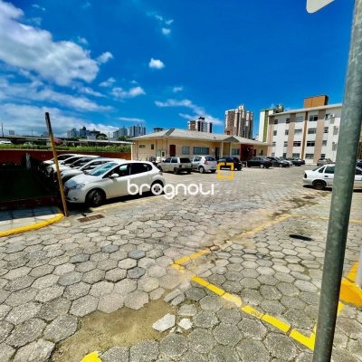 Apartamento com 41m², 2 quartos, 1 garagem, no bairro Barreiros em São José