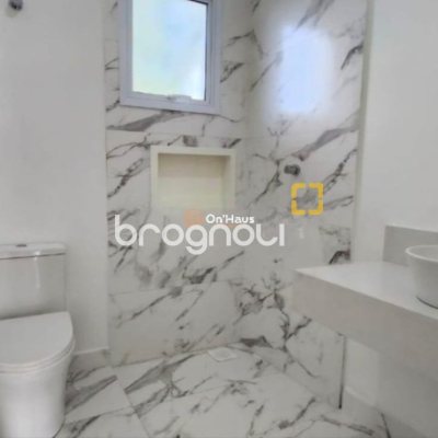 Casa com 161m², 3 quartos (sendo 1 suíte), 2 garagens, no bairro Lagoa da Conceição em Florianópolis
