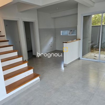 Casa com 161m², 3 quartos (sendo 1 suíte), 2 garagens, no bairro Lagoa da Conceição em Florianópolis