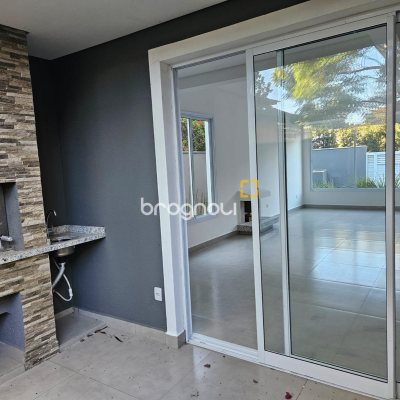 Casa com 161m², 3 quartos (sendo 1 suíte), 2 garagens, no bairro Lagoa da Conceição em Florianópolis