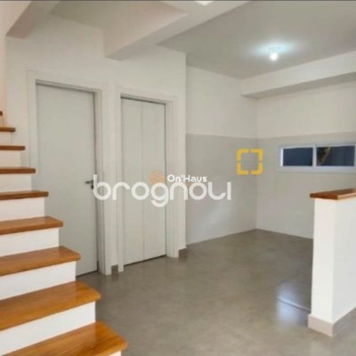Casa com 161m², 3 quartos (sendo 1 suíte), 2 garagens, no bairro Lagoa da Conceição em Florianópolis