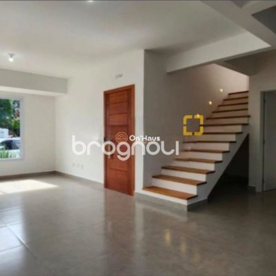 Casa com 161m², 3 quartos (sendo 1 suíte), 2 garagens, no bairro Lagoa da Conceição em Florianópolis