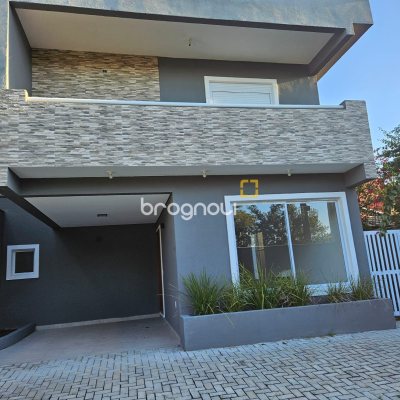Casa com 161m², 3 quartos (sendo 1 suíte), 2 garagens, no bairro Lagoa da Conceição em Florianópolis