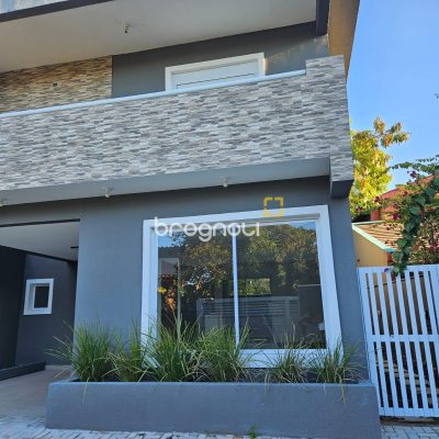 Casa com 161m², 3 quartos (sendo 1 suíte), 2 garagens, no bairro Lagoa da Conceição em Florianópolis