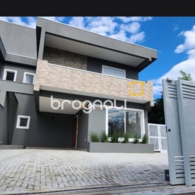 Casa com 161m², 3 quartos (sendo 1 suíte), 2 garagens, no bairro Lagoa da Conceição em Florianópolis