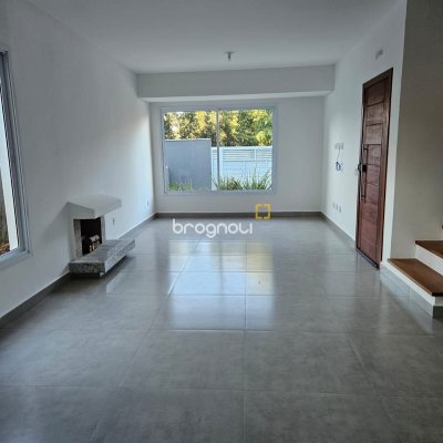 Casa com 161m², 3 quartos (sendo 1 suíte), 2 garagens, no bairro Lagoa da Conceição em Florianópolis