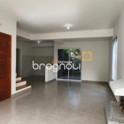 Casa com 161m², 3 quartos (sendo 1 suíte), 2 garagens, no bairro Lagoa da Conceição em Florianópolis