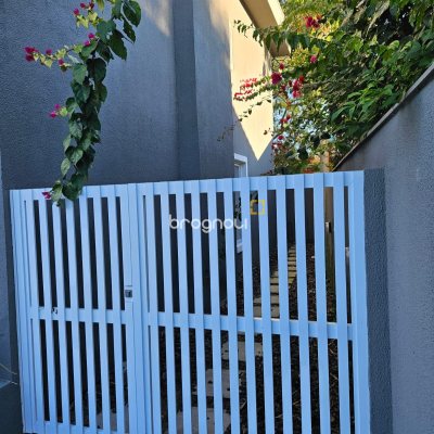 Casa com 161m², 3 quartos (sendo 1 suíte), 2 garagens, no bairro Lagoa da Conceição em Florianópolis