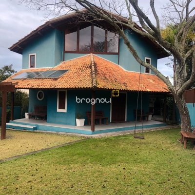 Casa com 220m², 3 quartos (sendo 1 suíte), 4 garagens, no bairro Rio Vermelho em Florianópolis