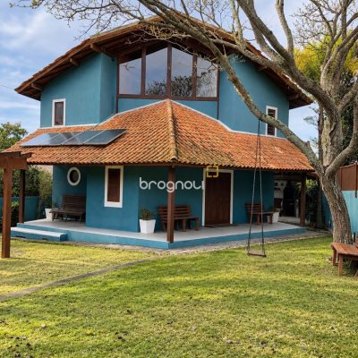 Casa com 220m², 3 quartos (sendo 1 suíte), 4 garagens, no bairro Rio Vermelho em Florianópolis