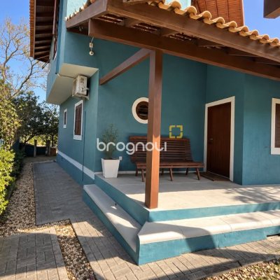 Casa com 220m², 3 quartos (sendo 1 suíte), 4 garagens, no bairro Rio Vermelho em Florianópolis