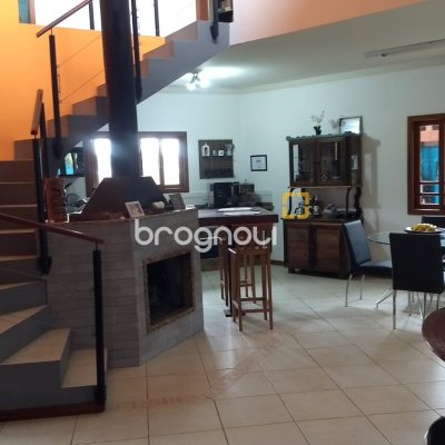 Casa com 220m², 3 quartos (sendo 1 suíte), 4 garagens, no bairro Rio Vermelho em Florianópolis