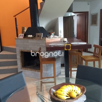Casa com 220m², 3 quartos (sendo 1 suíte), 4 garagens, no bairro Rio Vermelho em Florianópolis