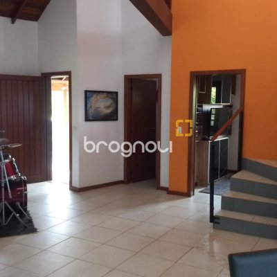 Casa com 220m², 3 quartos (sendo 1 suíte), 4 garagens, no bairro Rio Vermelho em Florianópolis