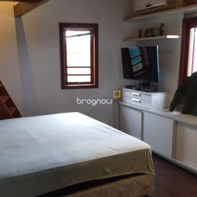 Casa com 220m², 3 quartos (sendo 1 suíte), 4 garagens, no bairro Rio Vermelho em Florianópolis