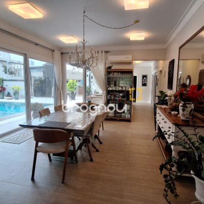 Casa com 322m², 4 quartos (sendo 4 suítes), 2 garagens, no bairro Jurerê Internacional em Florianópolis