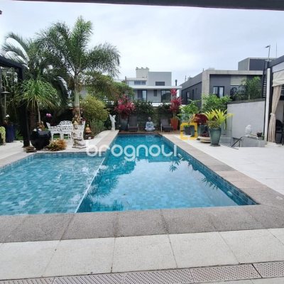Casa com 322m², 4 quartos (sendo 4 suítes), 2 garagens, no bairro Jurerê Internacional em Florianópolis