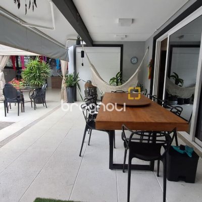 Casa com 322m², 4 quartos (sendo 4 suítes), 2 garagens, no bairro Jurerê Internacional em Florianópolis