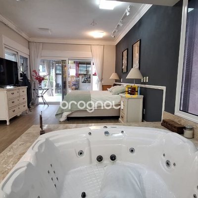 Casa com 322m², 4 quartos (sendo 4 suítes), 2 garagens, no bairro Jurerê Internacional em Florianópolis